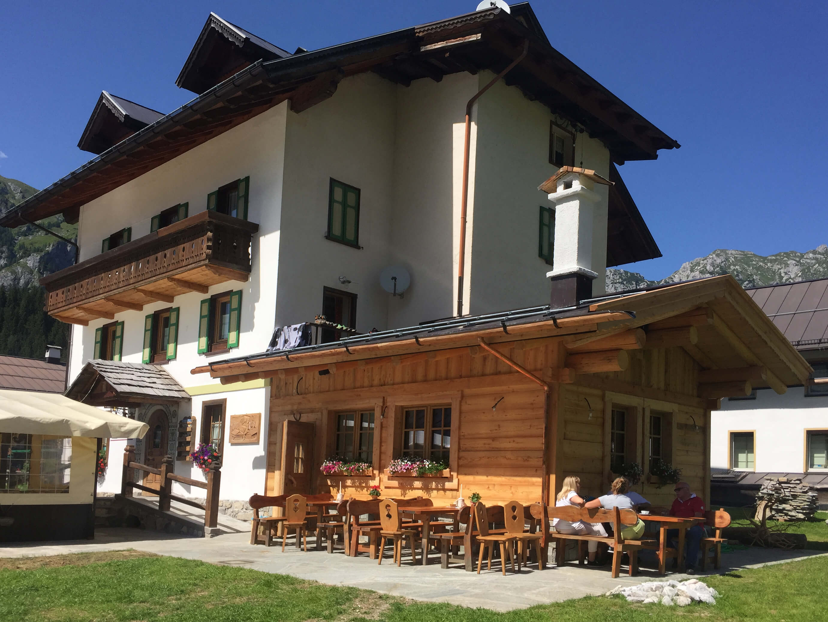 Ampliamento in legno con l'aggiunta di tavoli esterni