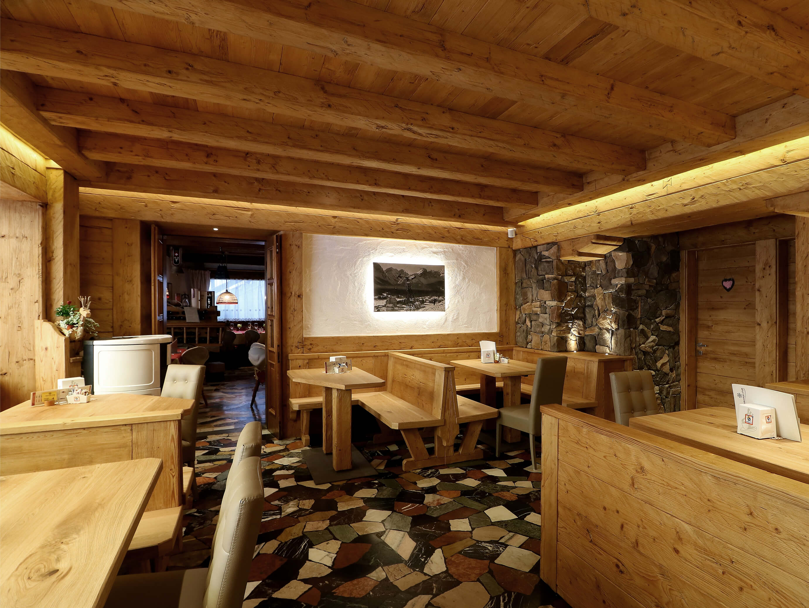 Arredamento rustico con l'utilizzo di pietre e legno - Ristorante Edelweiss