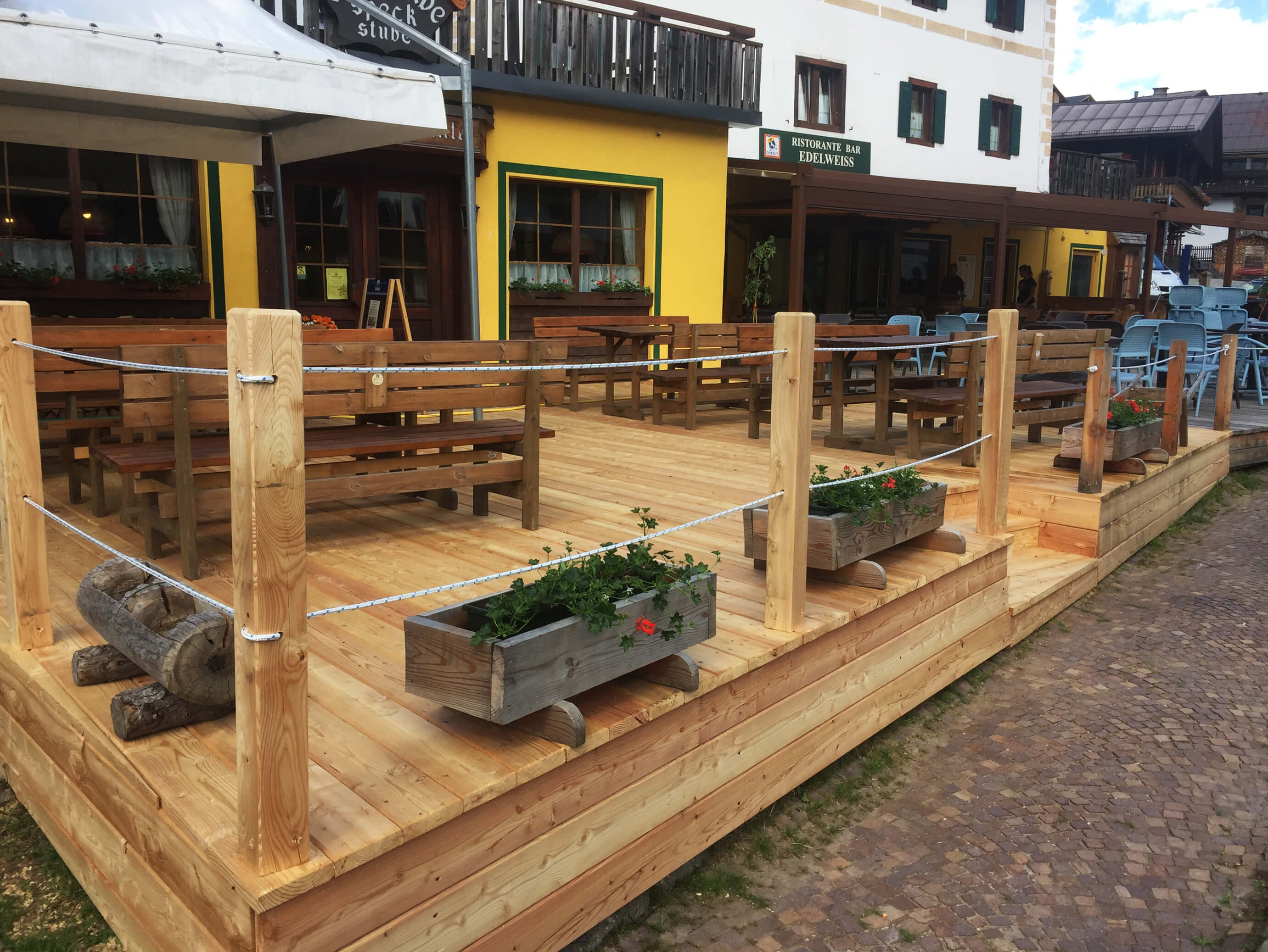 Ampia terrazza esterna in legno - Ristorante Edelweiss