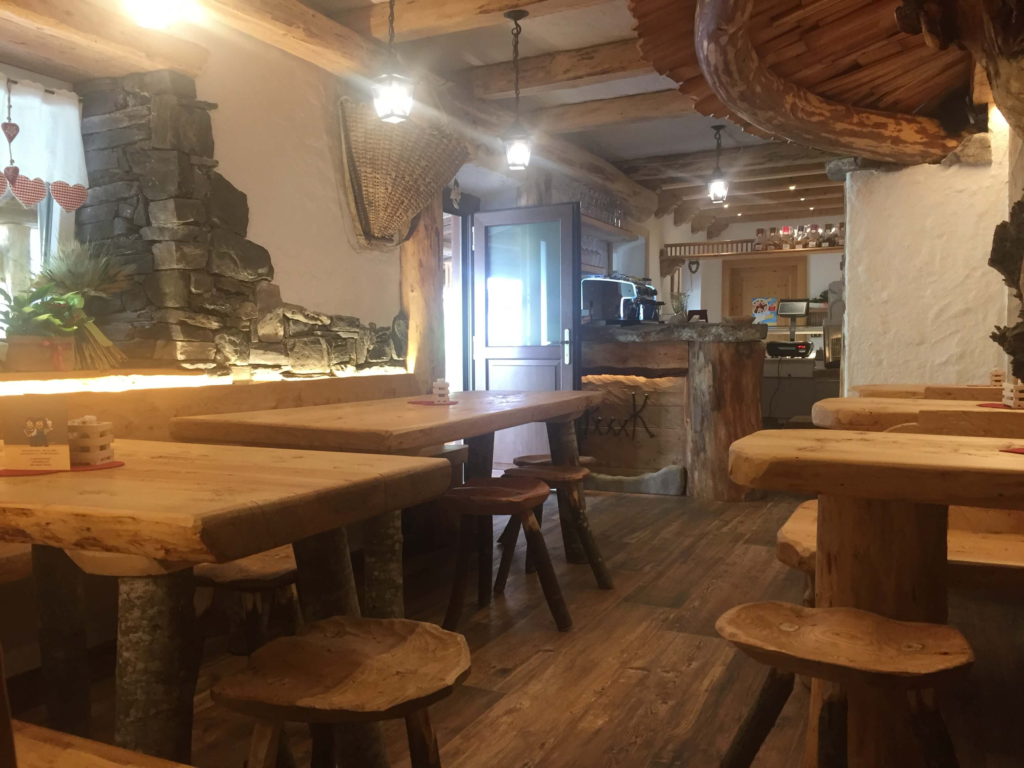 Arredamento interno zona bar